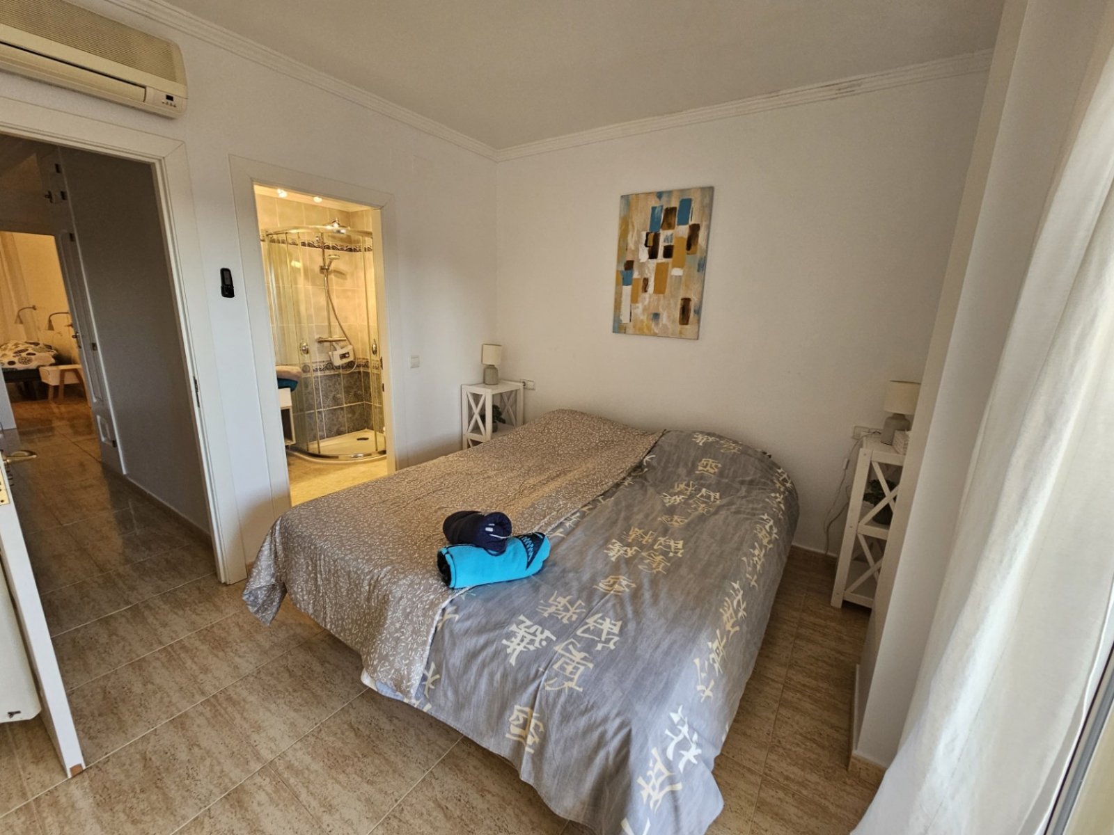 Maisonette avec 3 chambres, 2 salles de bains, 2 places de parking souterrain, piscine commune et vue sur la mer
