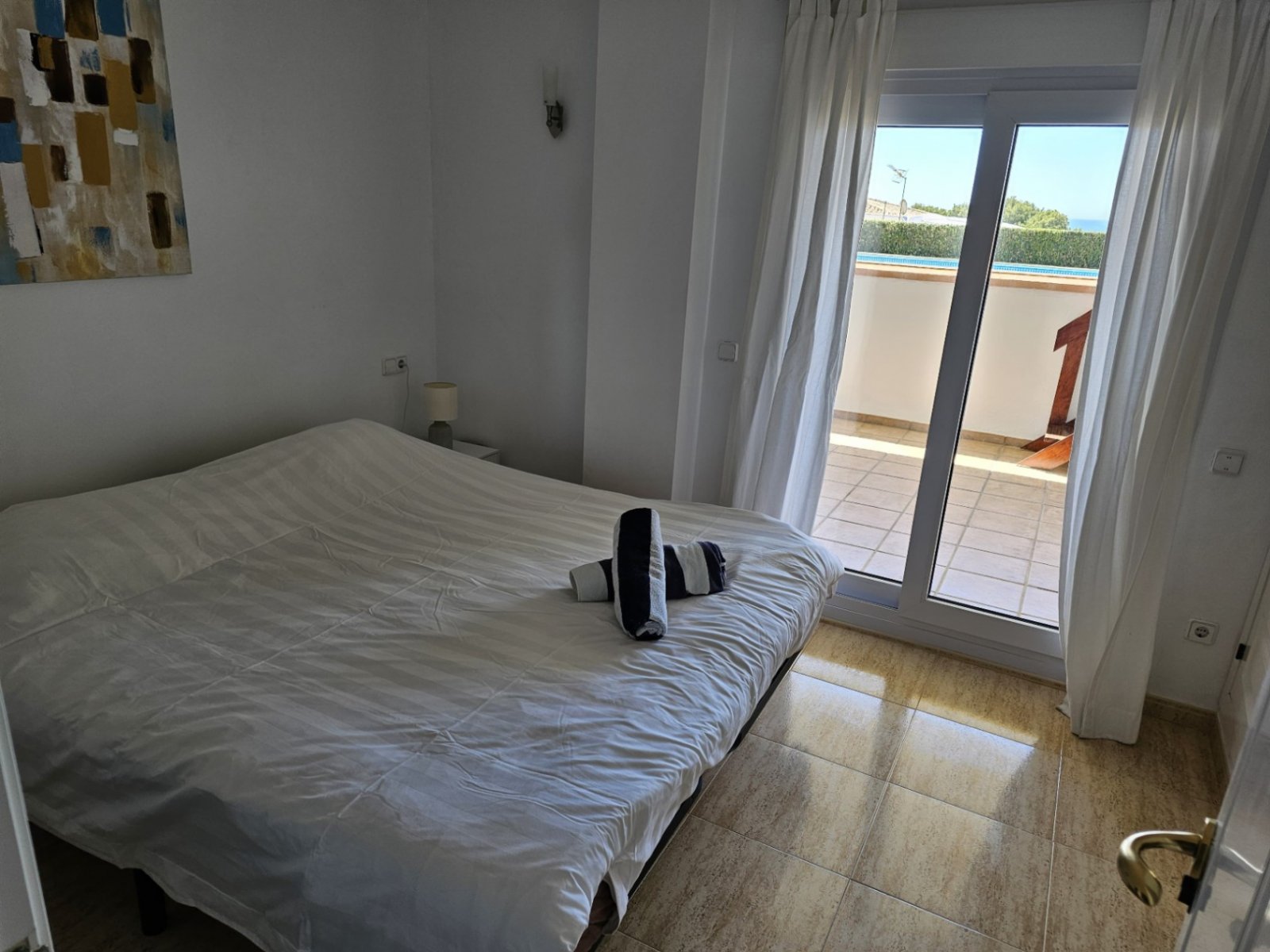 Maisonette avec 3 chambres, 2 salles de bains, 2 places de parking souterrain, piscine commune et vue sur la mer