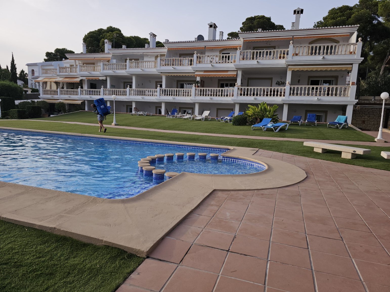 Maisonette avec 3 chambres, 2 salles de bains, 2 places de parking souterrain, piscine commune et vue sur la mer