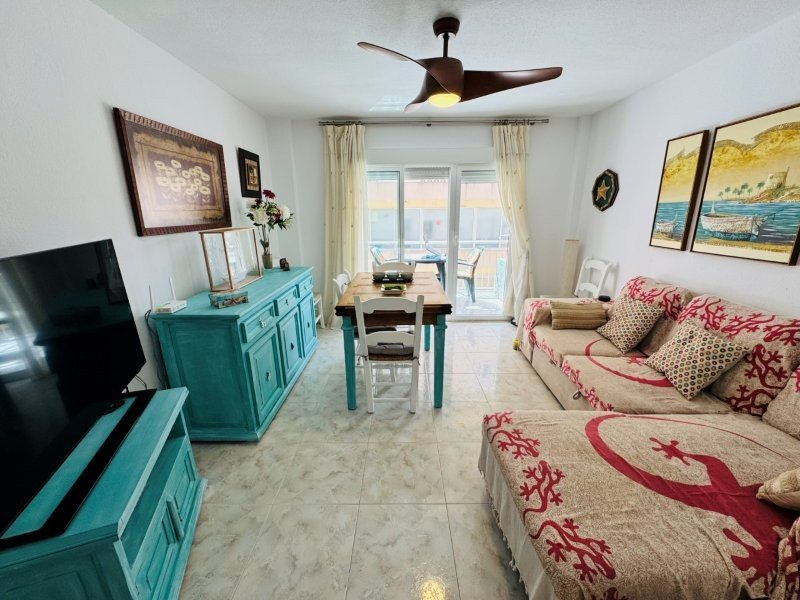 Appartement entièrement rénové, comprenant 2 chambres et 1 salle de bains, situé à seulement 100 m de la plage