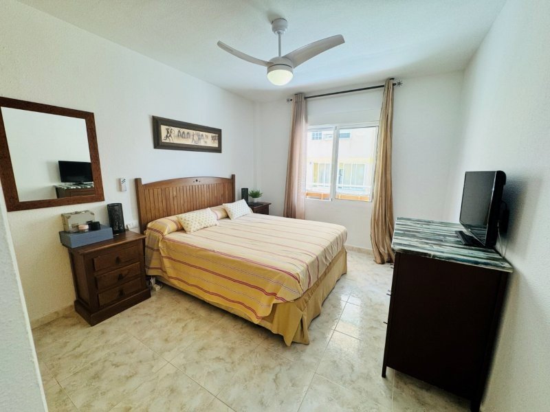 Appartement entièrement rénové, comprenant 2 chambres et 1 salle de bains, situé à seulement 100 m de la plage