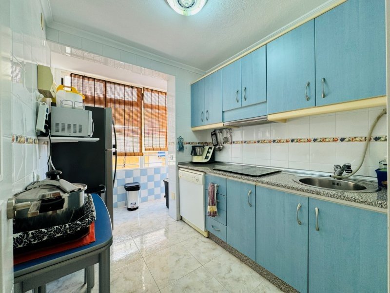 Appartement entièrement rénové, comprenant 2 chambres et 1 salle de bains, situé à seulement 100 m de la plage