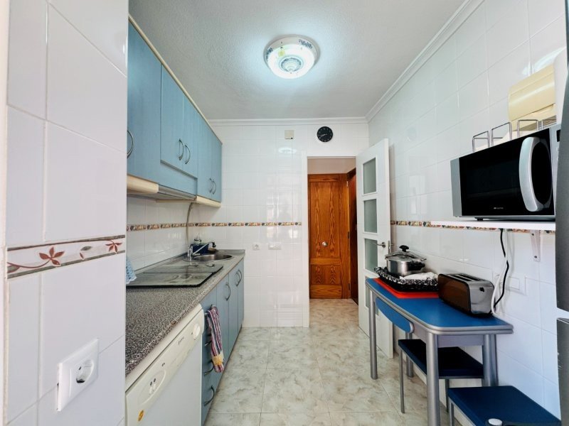 Appartement entièrement rénové, comprenant 2 chambres et 1 salle de bains, situé à seulement 100 m de la plage