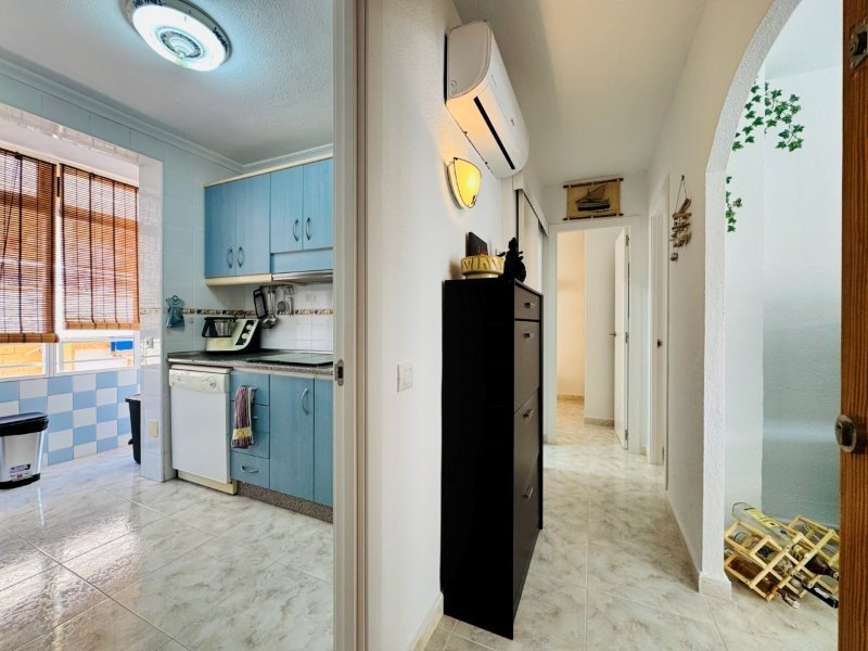 Appartement entièrement rénové, comprenant 2 chambres et 1 salle de bains, situé à seulement 100 m de la plage
