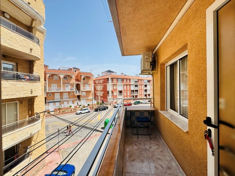Appartement entièrement rénové, comprenant 2 chambres et 1 salle de bains, situé à seulement 100 m de la plage