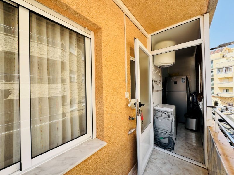 Appartement entièrement rénové, comprenant 2 chambres et 1 salle de bains, situé à seulement 100 m de la plage