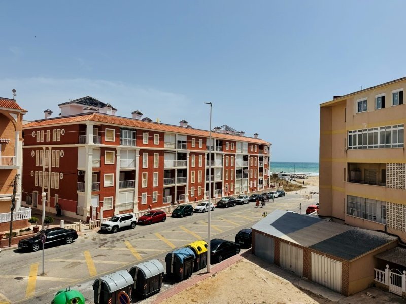 Appartement entièrement rénové, comprenant 2 chambres et 1 salle de bains, situé à seulement 100 m de la plage