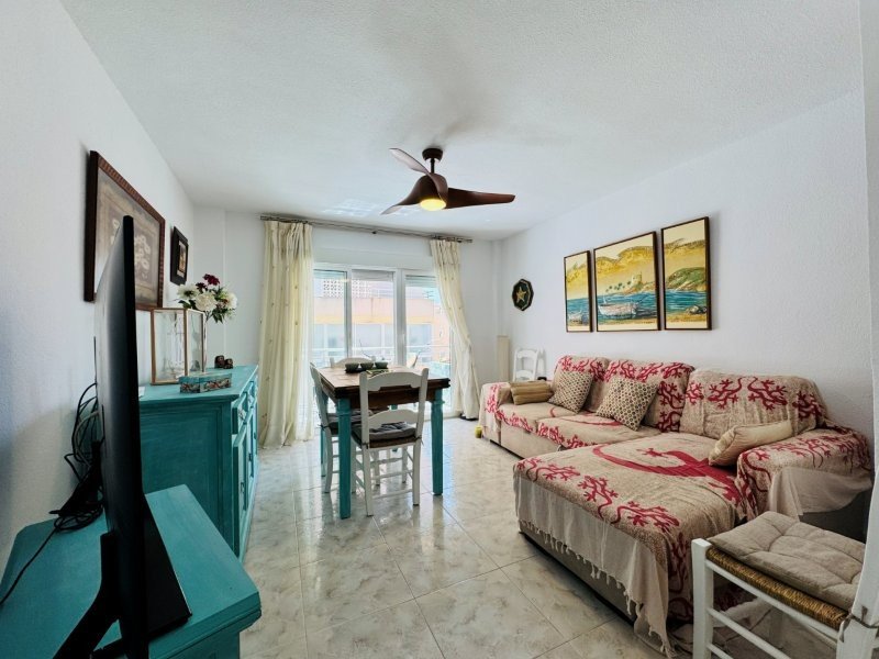 Appartement entièrement rénové, comprenant 2 chambres et 1 salle de bains, situé à seulement 100 m de la plage