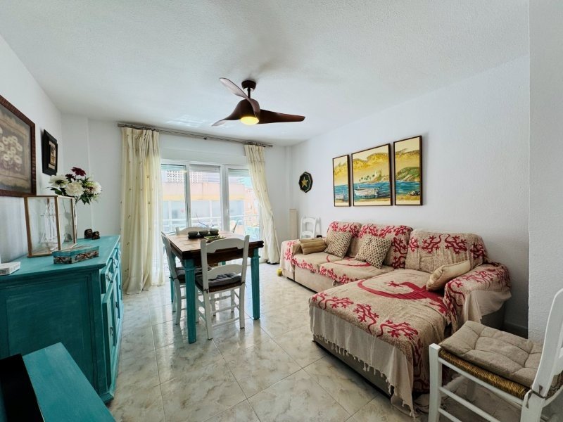 Appartement entièrement rénové, comprenant 2 chambres et 1 salle de bains, situé à seulement 100 m de la plage