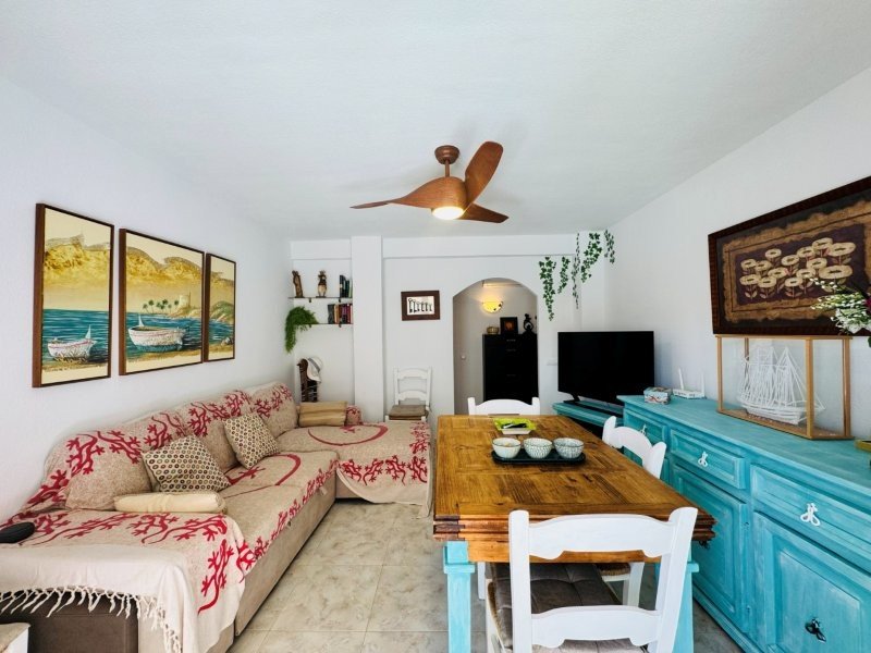 Appartement entièrement rénové, comprenant 2 chambres et 1 salle de bains, situé à seulement 100 m de la plage