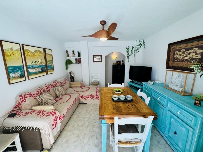 Appartement entièrement rénové, comprenant 2 chambres et 1 salle de bains, situé à seulement 100 m de la plage