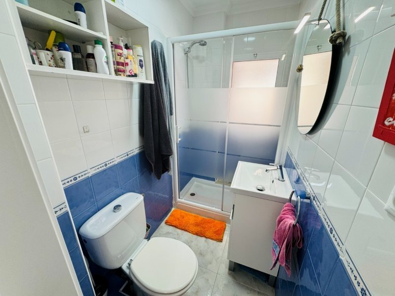 Appartement entièrement rénové, comprenant 2 chambres et 1 salle de bains, situé à seulement 100 m de la plage
