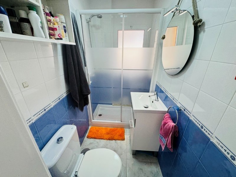 Appartement entièrement rénové, comprenant 2 chambres et 1 salle de bains, situé à seulement 100 m de la plage