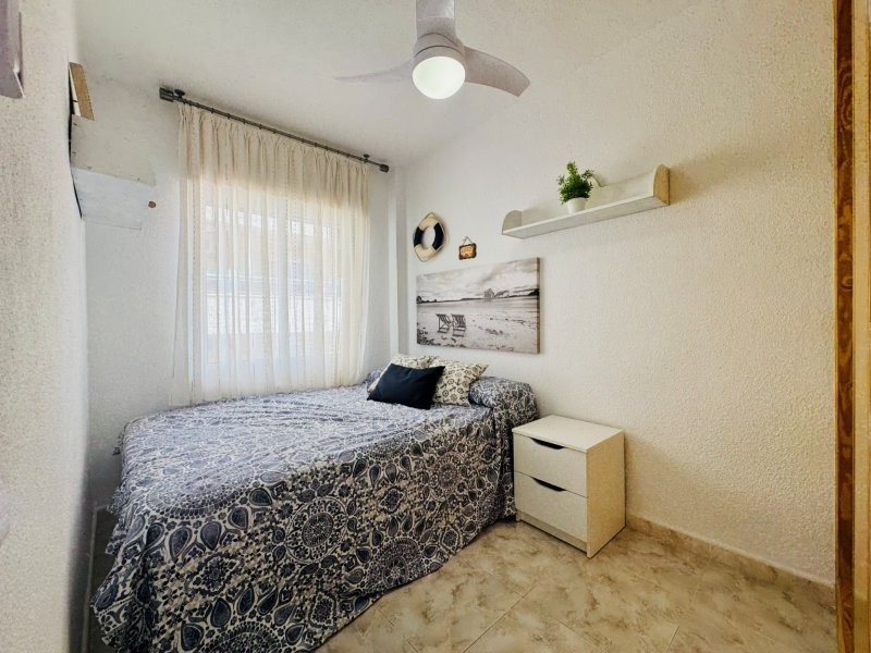 Appartement entièrement rénové, comprenant 2 chambres et 1 salle de bains, situé à seulement 100 m de la plage
