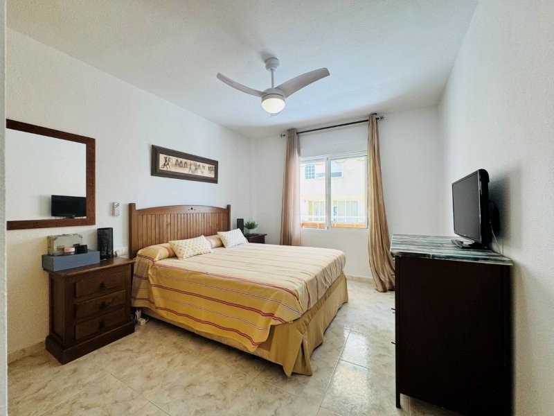 Appartement entièrement rénové, comprenant 2 chambres et 1 salle de bains, situé à seulement 100 m de la plage
