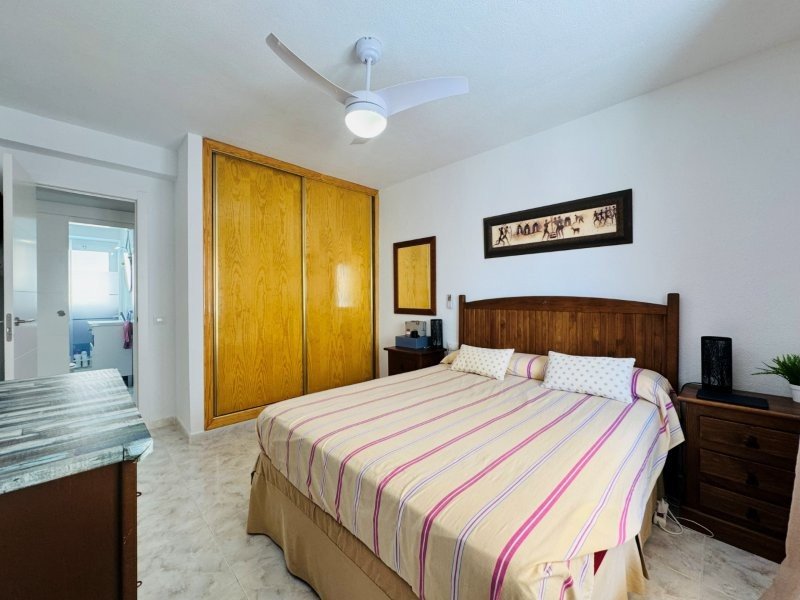 Appartement entièrement rénové, comprenant 2 chambres et 1 salle de bains, situé à seulement 100 m de la plage