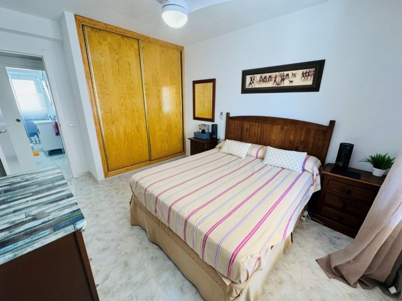 Appartement entièrement rénové, comprenant 2 chambres et 1 salle de bains, situé à seulement 100 m de la plage