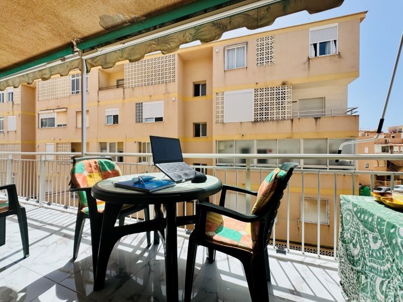 Appartement entièrement rénové, comprenant 2 chambres et 1 salle de bains, situé à seulement 100 m de la plage
