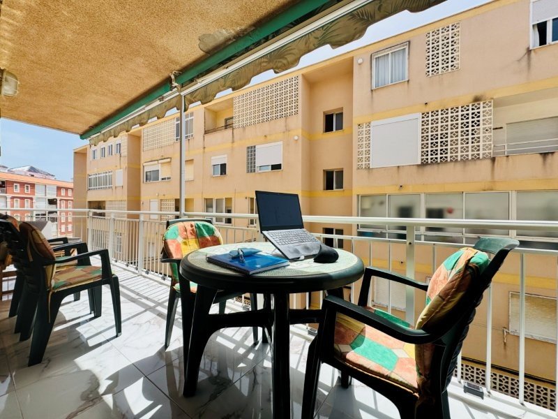 Appartement entièrement rénové, comprenant 2 chambres et 1 salle de bains, situé à seulement 100 m de la plage