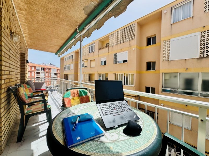 Appartement entièrement rénové, comprenant 2 chambres et 1 salle de bains, situé à seulement 100 m de la plage