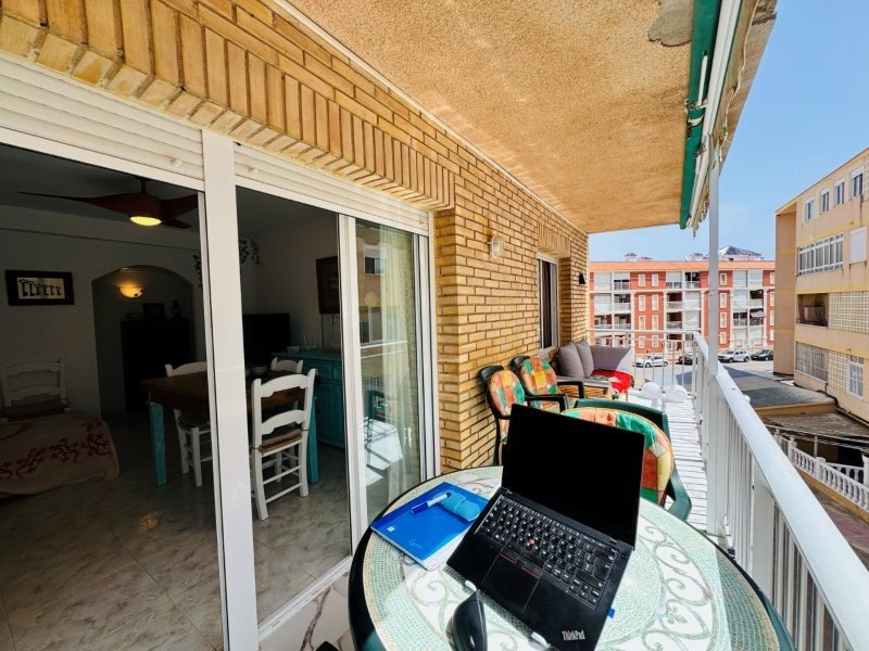 Appartement entièrement rénové, comprenant 2 chambres et 1 salle de bains, situé à seulement 100 m de la plage