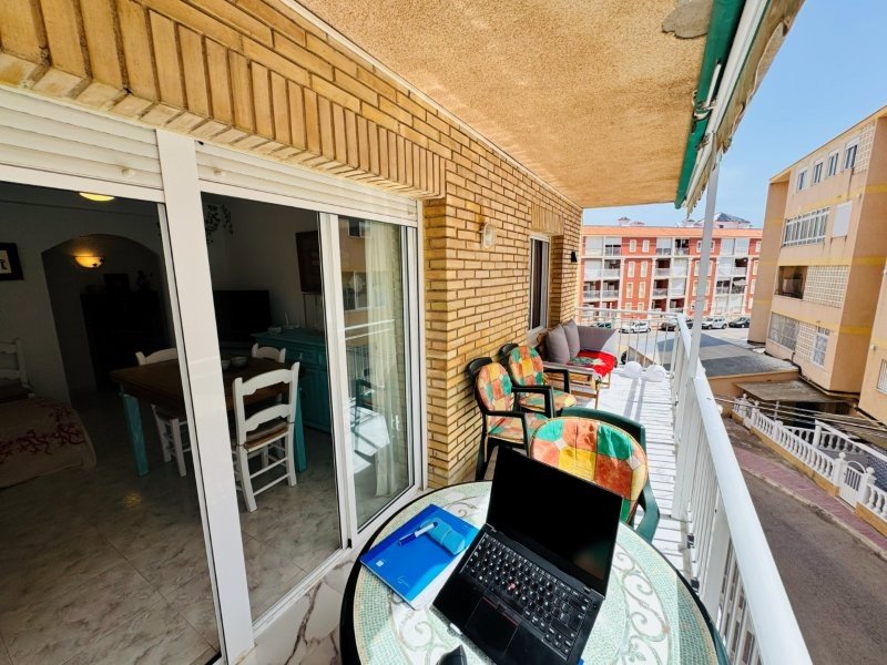 Appartement entièrement rénové, comprenant 2 chambres et 1 salle de bains, situé à seulement 100 m de la plage