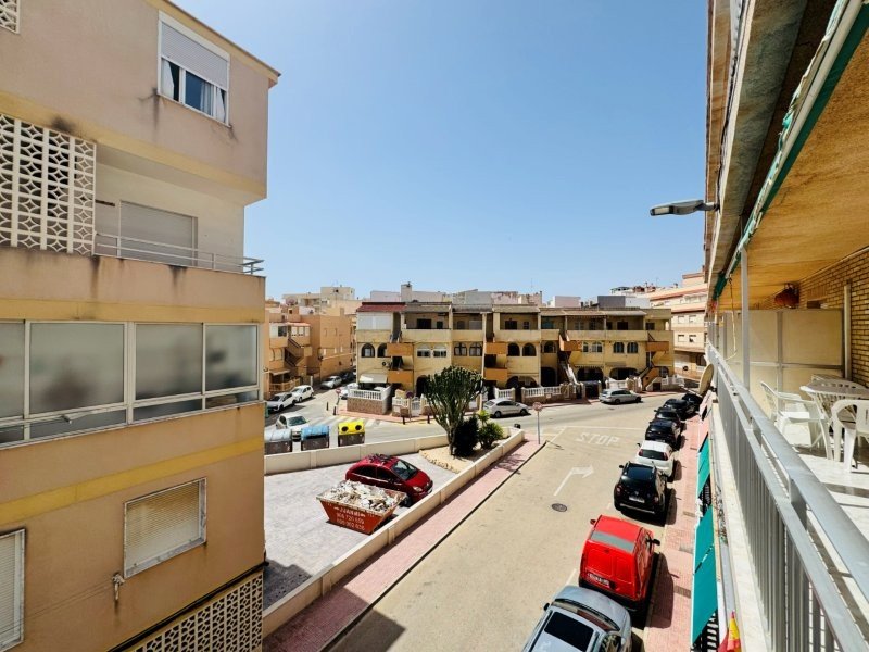 Appartement entièrement rénové, comprenant 2 chambres et 1 salle de bains, situé à seulement 100 m de la plage