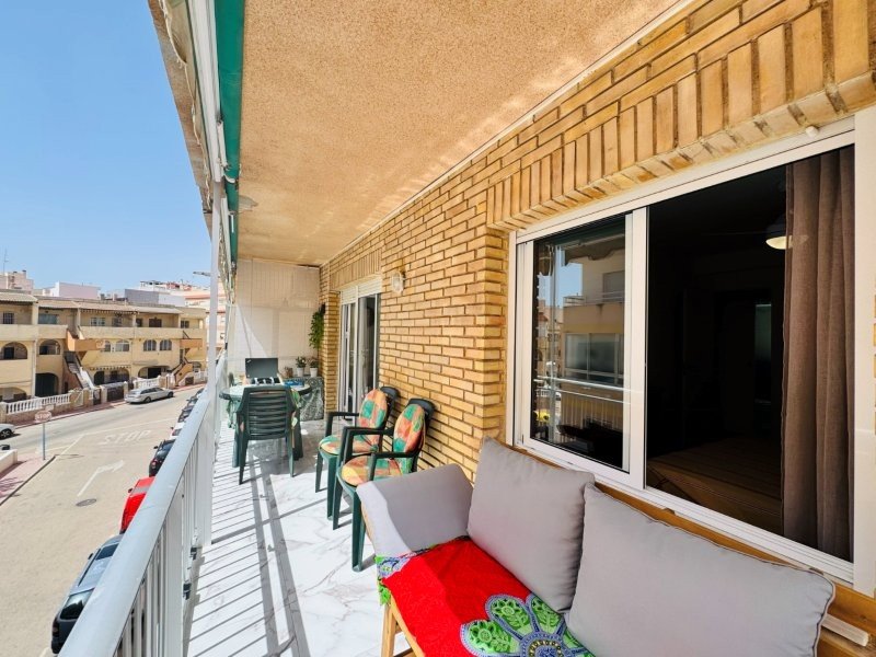 Appartement entièrement rénové, comprenant 2 chambres et 1 salle de bains, situé à seulement 100 m de la plage