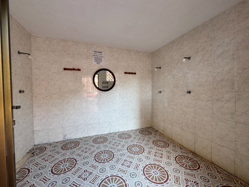 Appartement entièrement rénové, comprenant 2 chambres et 1 salle de bains, situé à seulement 100 m de la plage