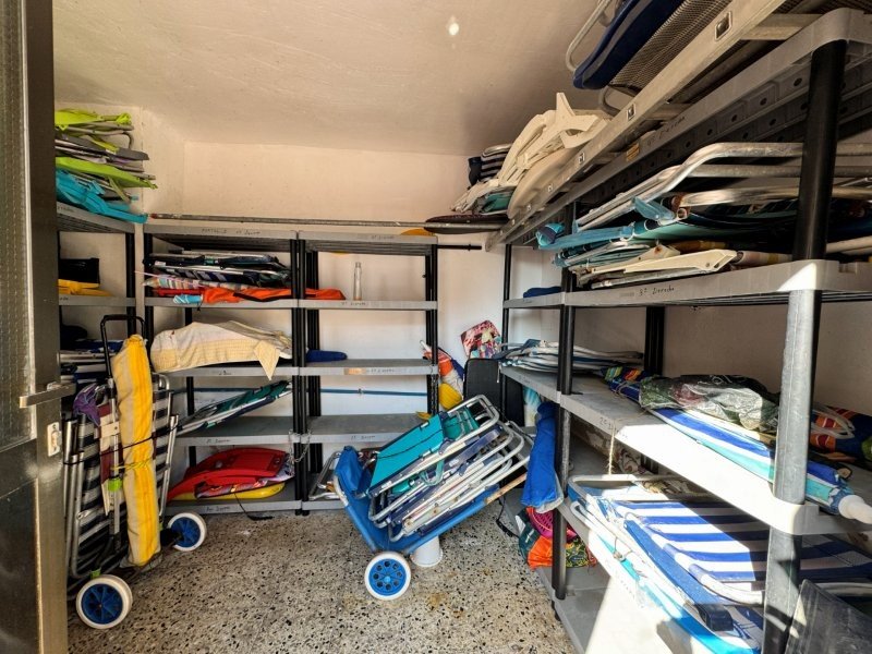 Appartement entièrement rénové, comprenant 2 chambres et 1 salle de bains, situé à seulement 100 m de la plage