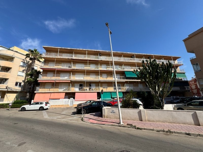 Appartement entièrement rénové, comprenant 2 chambres et 1 salle de bains, situé à seulement 100 m de la plage