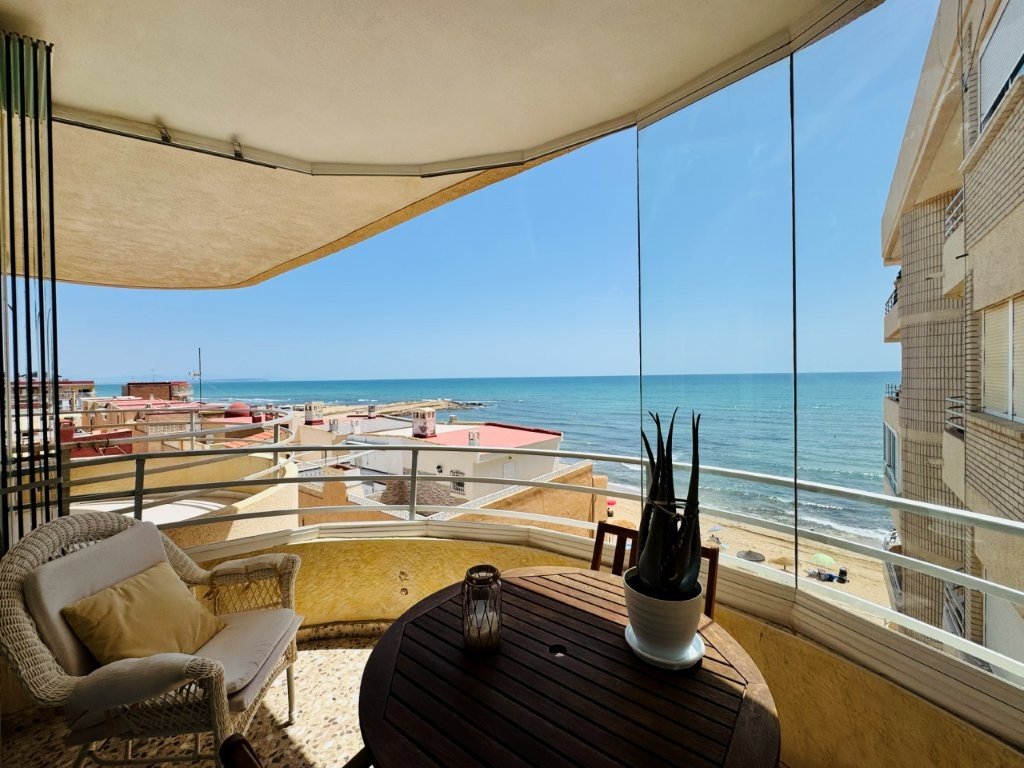 Appartement comprenant 3 chambres, 2 salles de bains et une place de parking souterrain, situé directement sur la plage de La Mata
