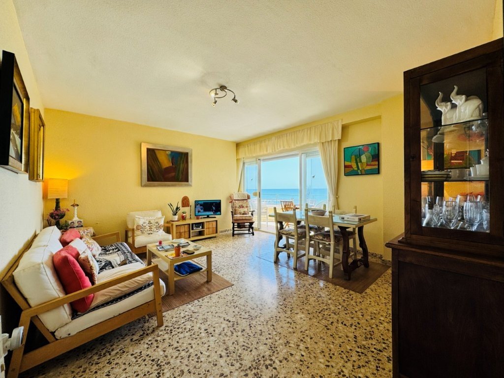 Appartement comprenant 3 chambres, 2 salles de bains et une place de parking souterrain, situé directement sur la plage de La Mata