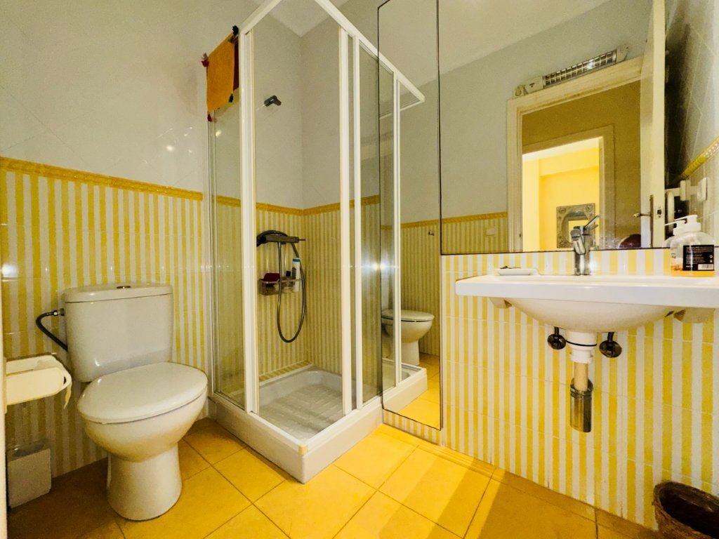 Appartement comprenant 3 chambres, 2 salles de bains et une place de parking souterrain, situé directement sur la plage de La Mata