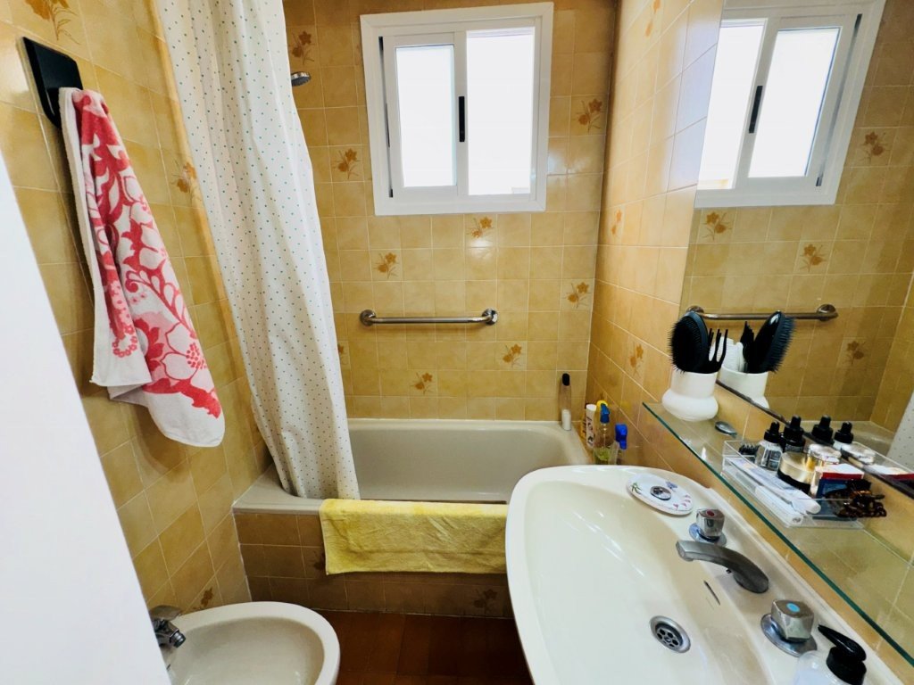 Appartement comprenant 3 chambres, 2 salles de bains et une place de parking souterrain, situé directement sur la plage de La Mata