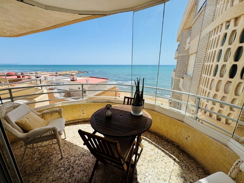 Appartement comprenant 3 chambres, 2 salles de bains et une place de parking souterrain, situé directement sur la plage de La Mata