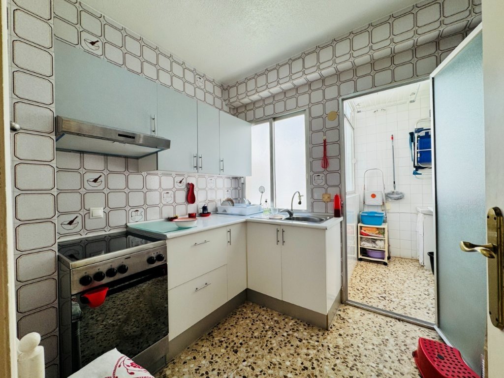 Appartement comprenant 3 chambres, 2 salles de bains et une place de parking souterrain, situé directement sur la plage de La Mata