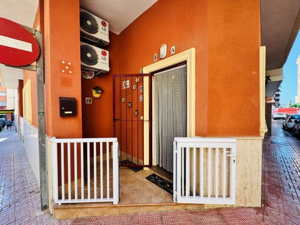 Appartement au rez-de-chaussée avec 2 chambres et 1 salle de bains, à seulement 200 m de la plage de La Mata