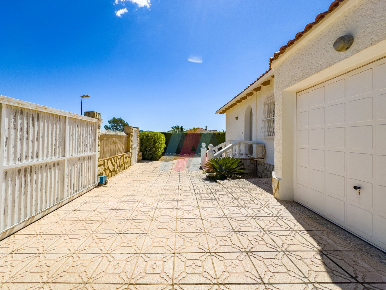 Villa de plain-pied comprenant 3 chambres, 1 salle de bains, un garage et une piscine privée à Barranco Hondo