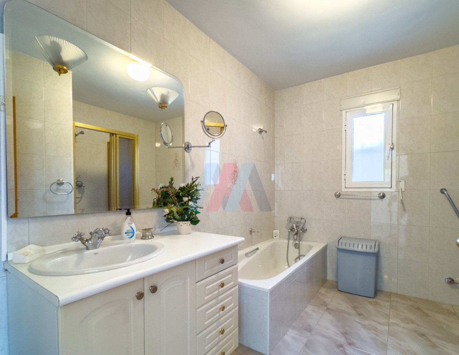 Villa de plain-pied comprenant 3 chambres, 1 salle de bains, un garage et une piscine privée à Barranco Hondo