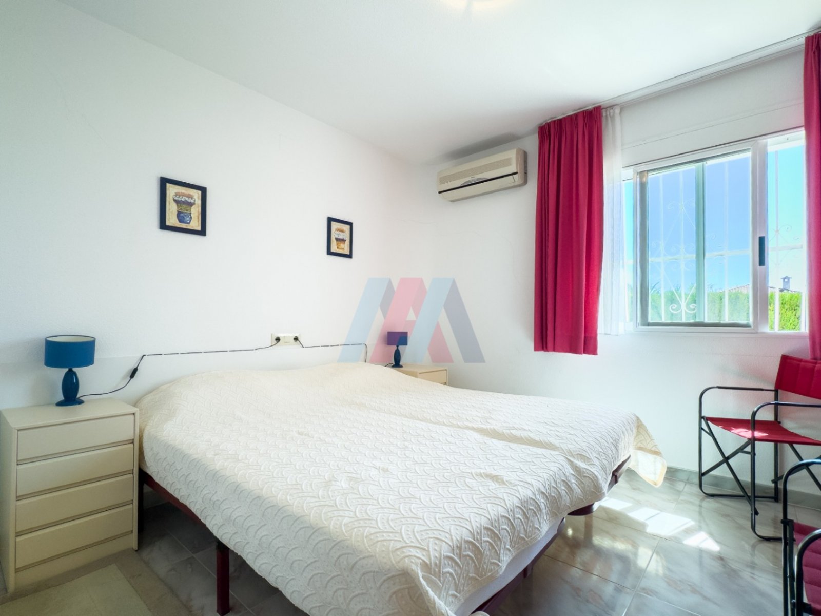 Villa de plain-pied comprenant 3 chambres, 1 salle de bains, un garage et une piscine privée à Barranco Hondo