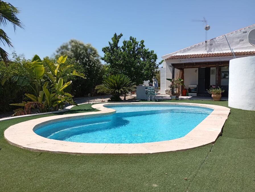 Villa avec 4 chambres, 3 salles de bains et une piscine privée, située à la périphérie de Daya Nueva