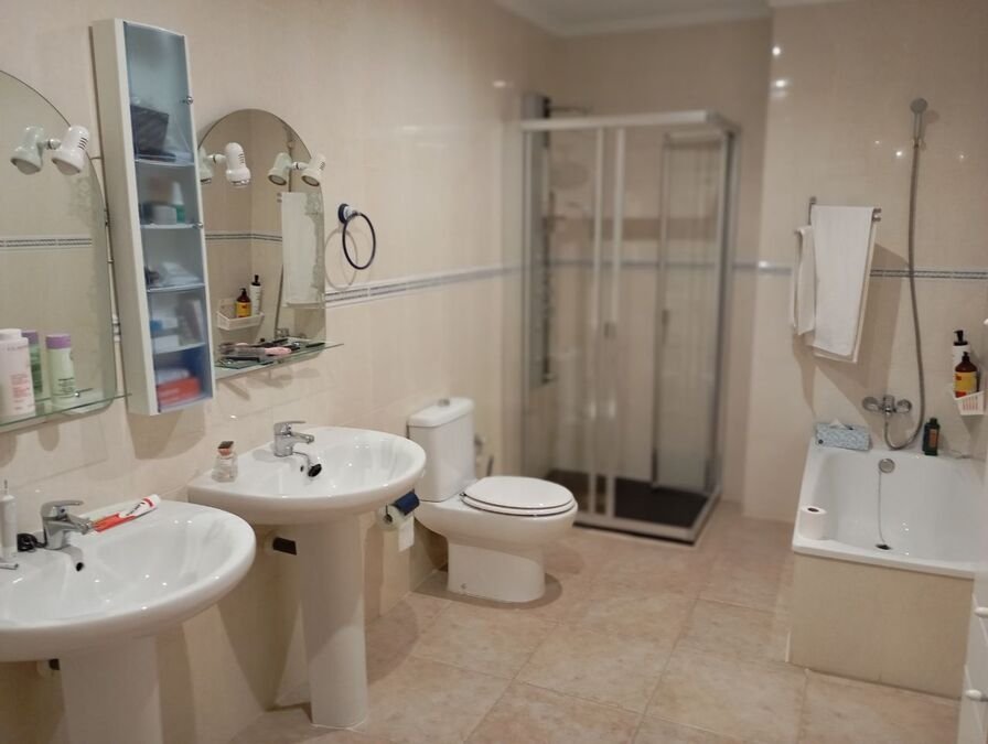 Villa avec 4 chambres, 3 salles de bains et une piscine privée, située à la périphérie de Daya Nueva