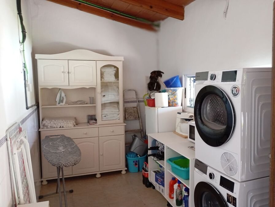 Villa avec 4 chambres, 3 salles de bains et une piscine privée, située à la périphérie de Daya Nueva