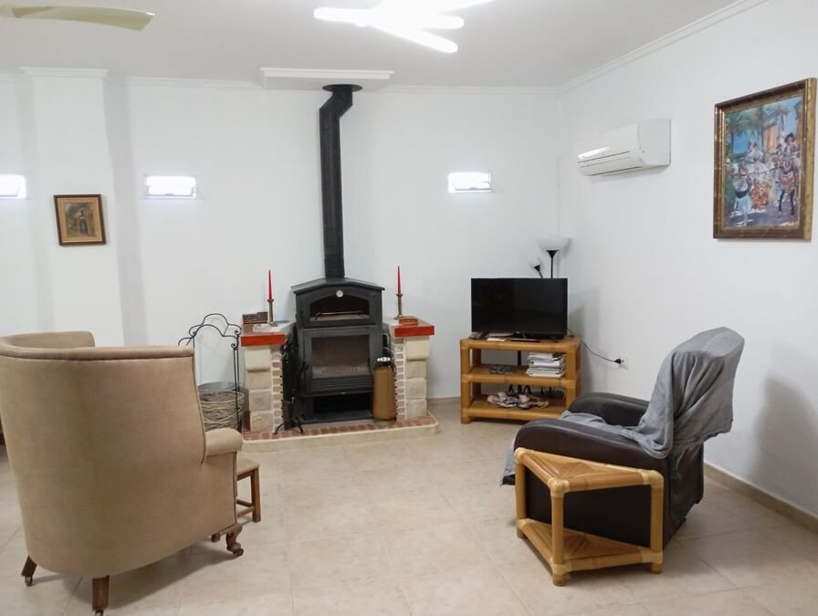 Villa avec 4 chambres, 3 salles de bains et une piscine privée, située à la périphérie de Daya Nueva