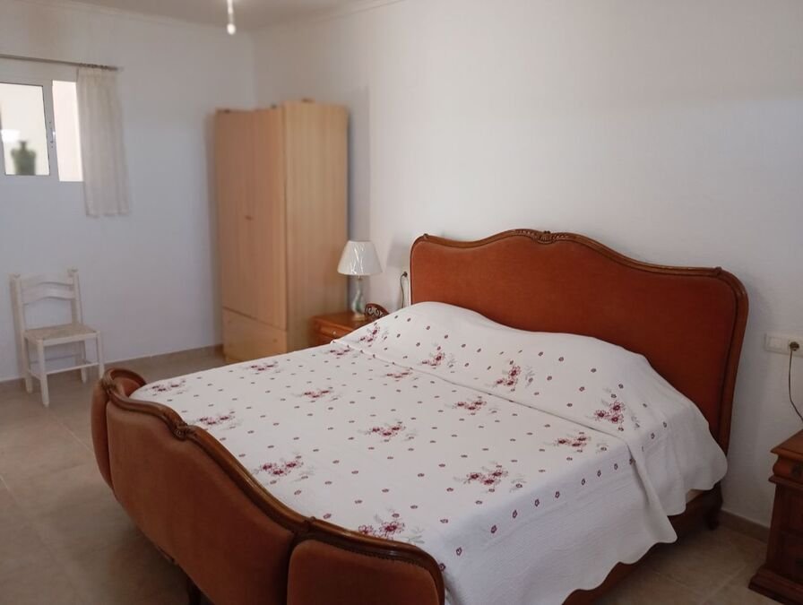 Villa avec 4 chambres, 3 salles de bains et une piscine privée, située à la périphérie de Daya Nueva