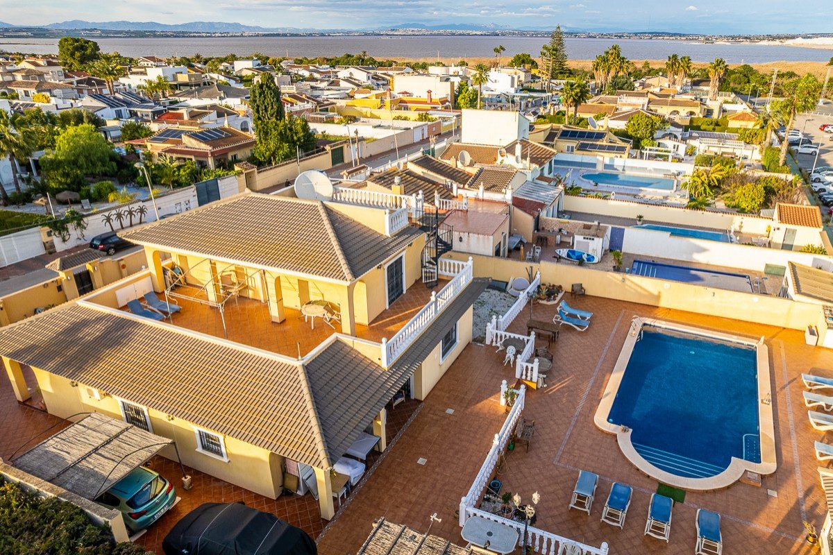 Torrevieja: Beautiful villa with 6 bedrooms, 6 bathrooms, roof terrace, alarm system and private pool 