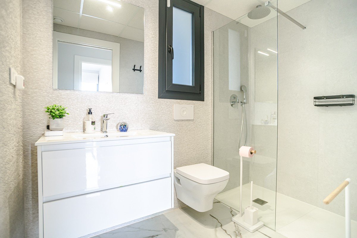 Penthouse de 2 chambres, 2 salles de bains, avec terrasse sur le toit, piscine commune et place de parking souterrain