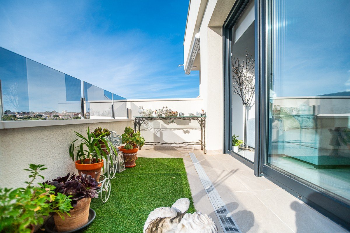 Penthouse de 2 chambres, 2 salles de bains, avec terrasse sur le toit, piscine commune et place de parking souterrain