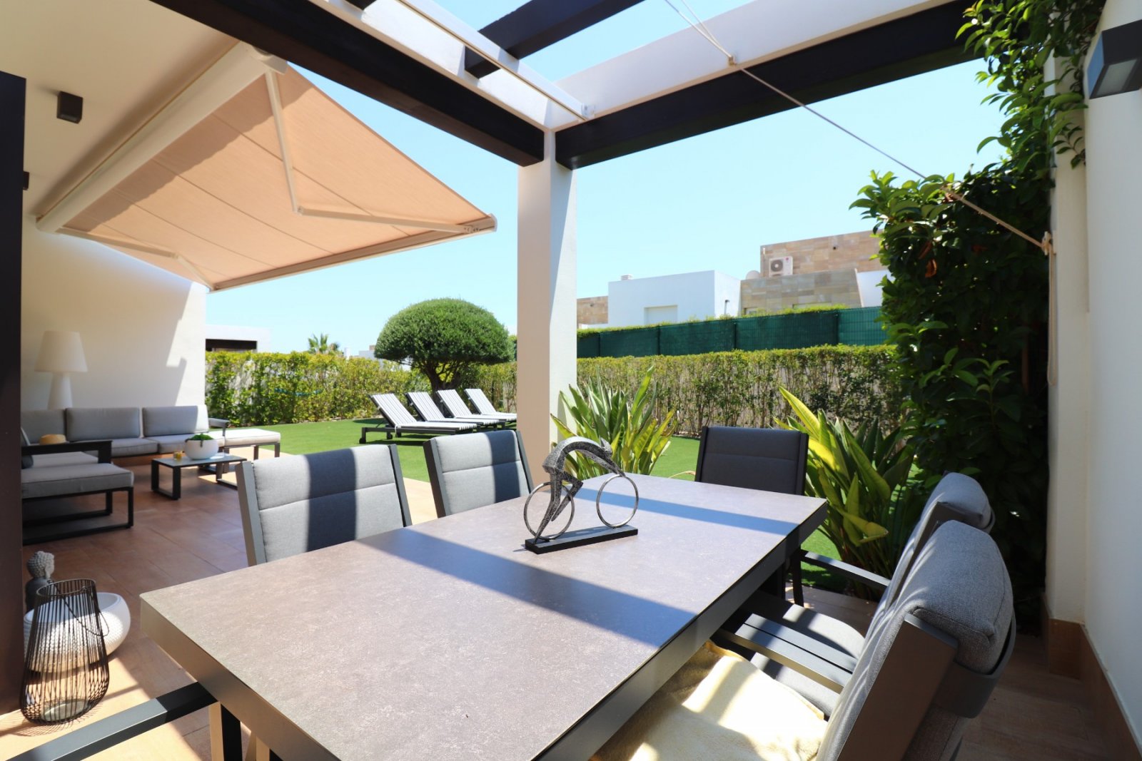 Villa exclusive comprenant 3 chambres, 2 salles de bains et une piscine commune au La Finca Golf Resort